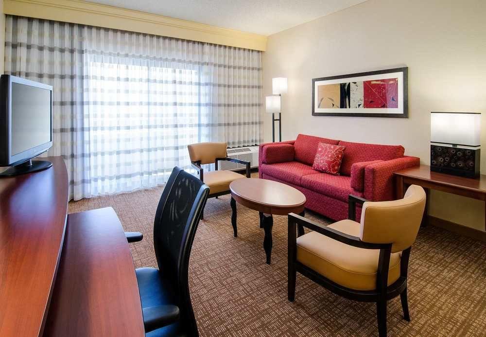 Готель Courtyard Charlotte Arrowood Екстер'єр фото