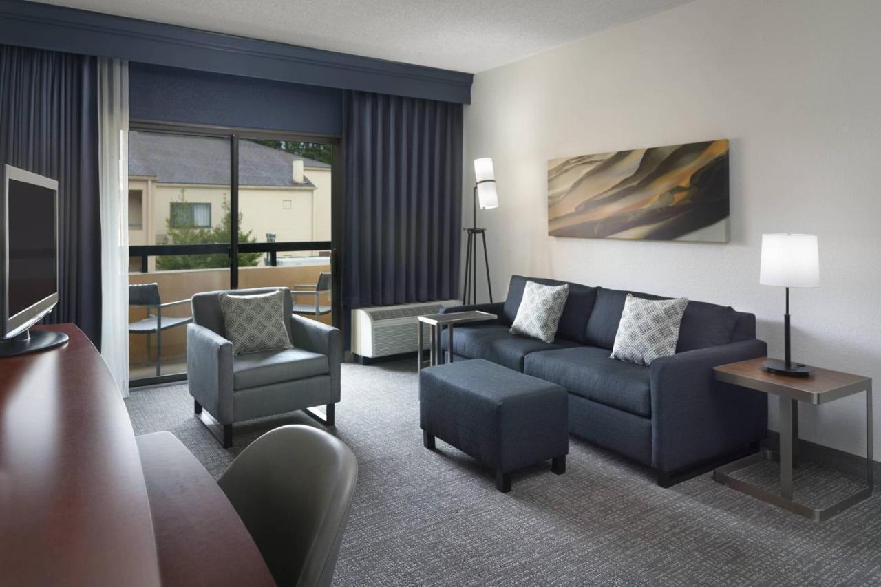 Готель Courtyard Charlotte Arrowood Екстер'єр фото